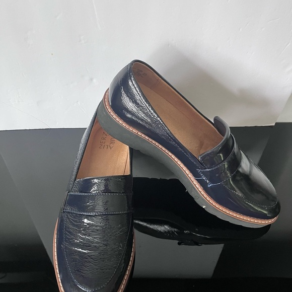 Naturalizer Glossy Navy Loafers size 10M - Picture 3 of 8